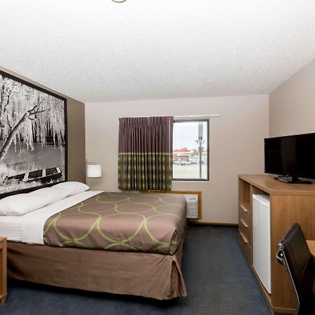 ซูเปอร์ 8 บาย วินด์แฮม เฮย์ส แคนซัส Hotel ภายนอก รูปภาพ