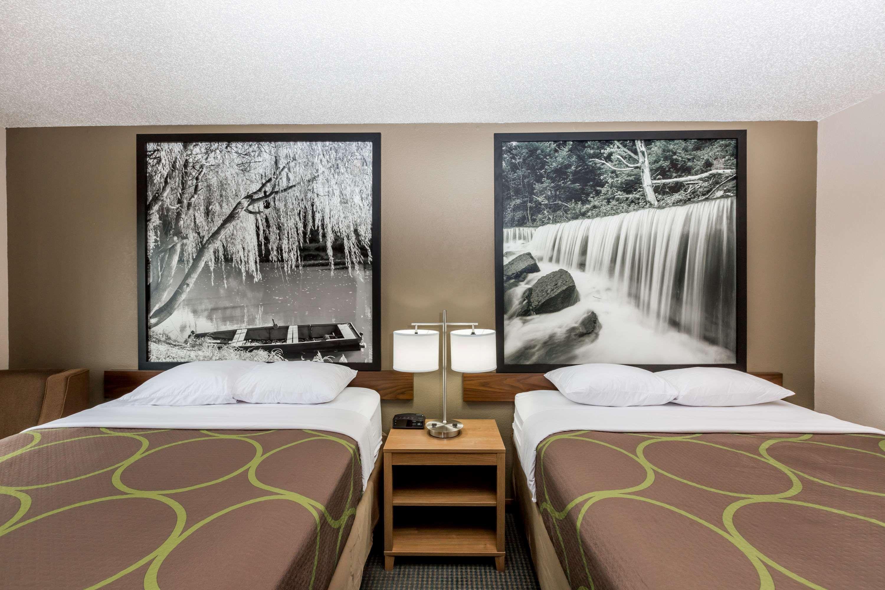 ซูเปอร์ 8 บาย วินด์แฮม เฮย์ส แคนซัส Hotel ภายนอก รูปภาพ