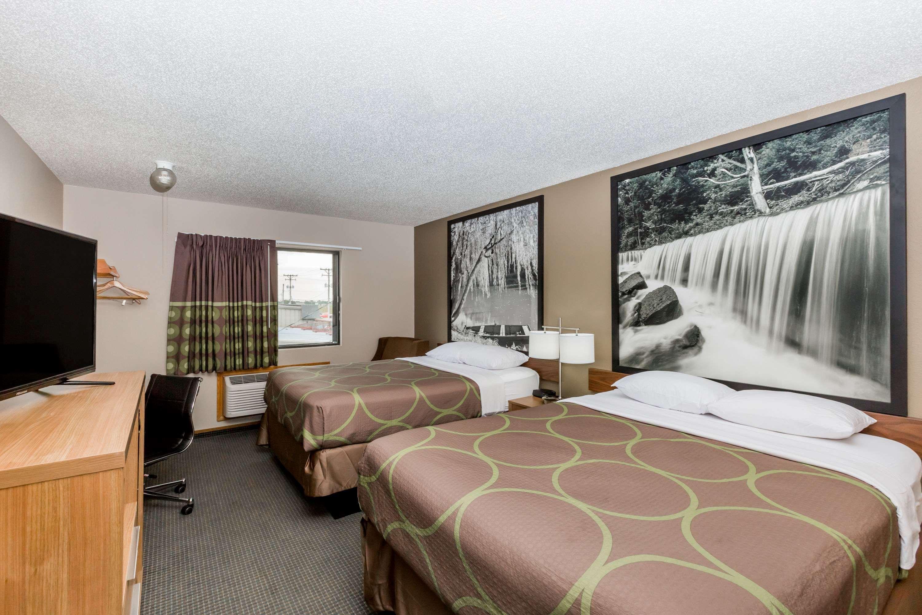 ซูเปอร์ 8 บาย วินด์แฮม เฮย์ส แคนซัส Hotel ภายนอก รูปภาพ