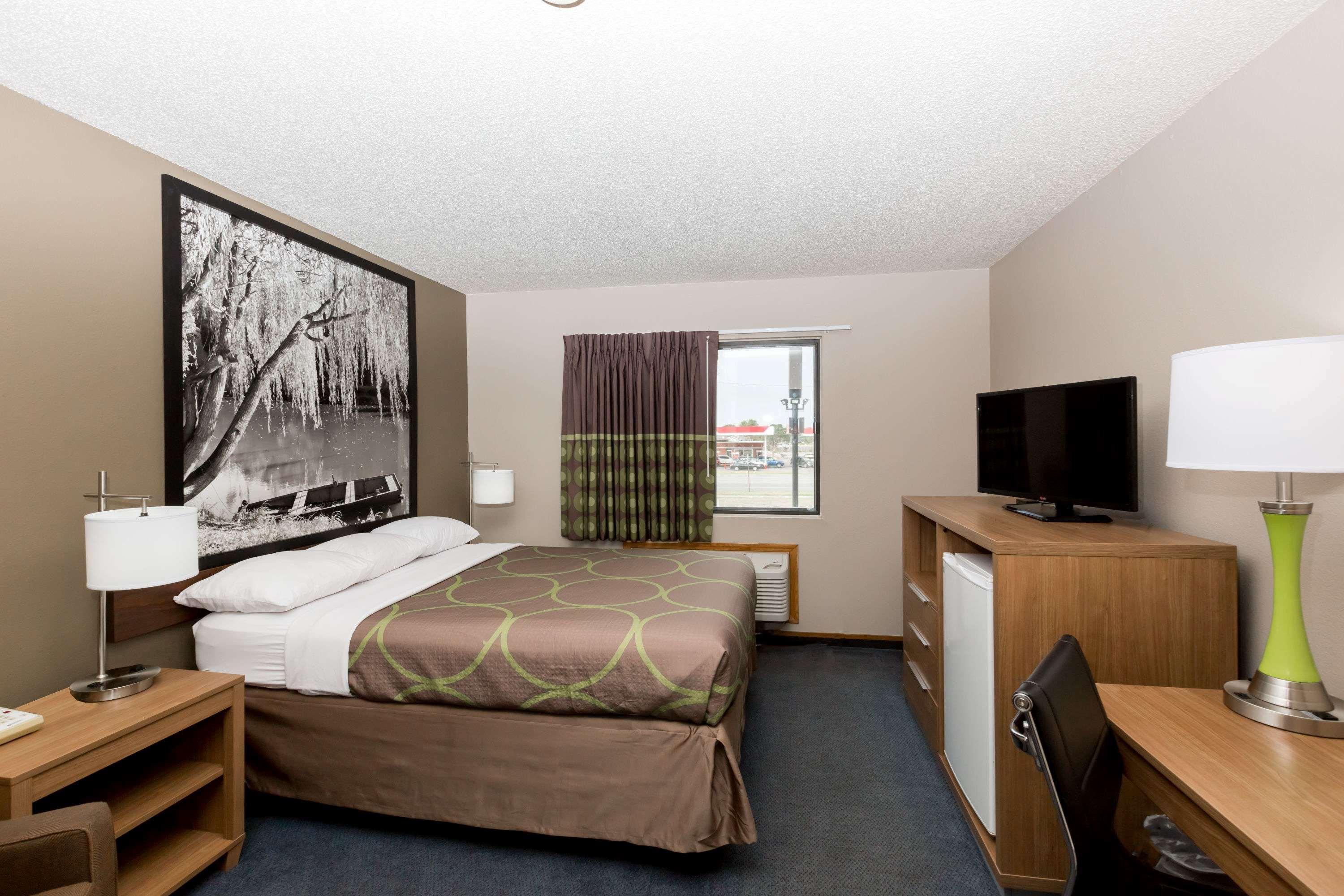ซูเปอร์ 8 บาย วินด์แฮม เฮย์ส แคนซัส Hotel ภายนอก รูปภาพ