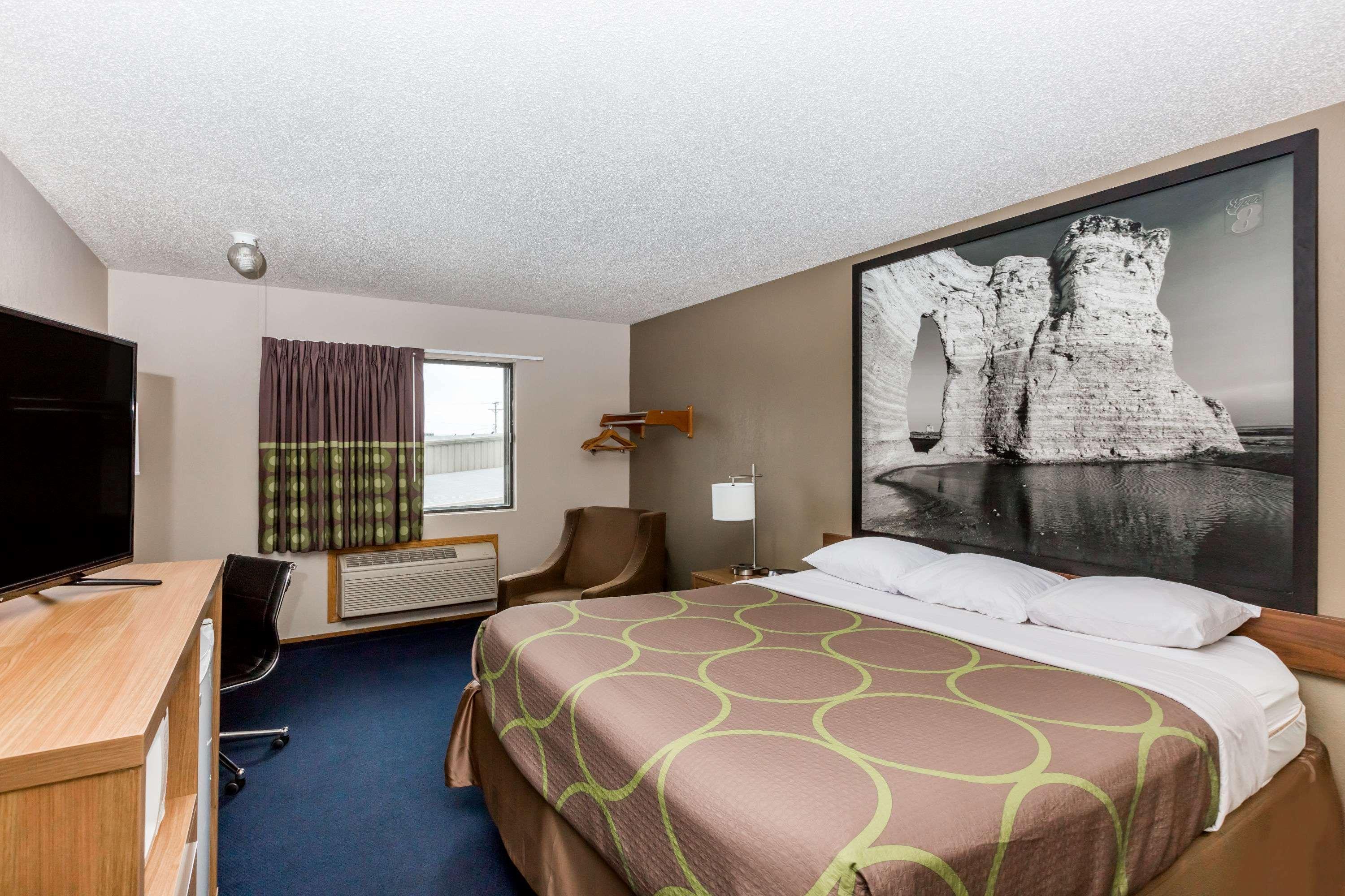 ซูเปอร์ 8 บาย วินด์แฮม เฮย์ส แคนซัส Hotel ภายนอก รูปภาพ