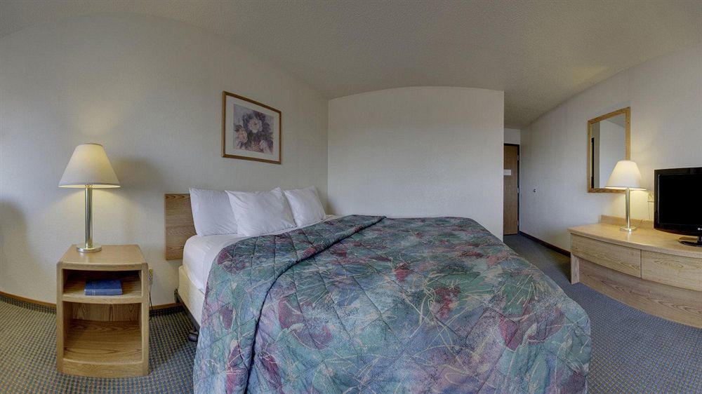 ซูเปอร์ 8 บาย วินด์แฮม เฮย์ส แคนซัส Hotel ภายนอก รูปภาพ